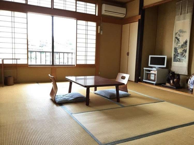 Этот японский отель придумал хитрость, и теперь у них нет отбоя от постояльцев. А всё из-за котиков!