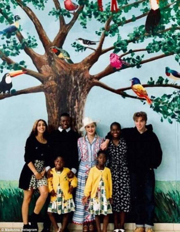Мадонна впервые показала всех своих шестерых детей — фото