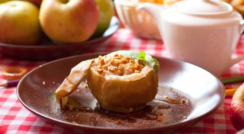 Вкусный, полезный и быстрый десерт: запеченные яблоки с сухофруктами