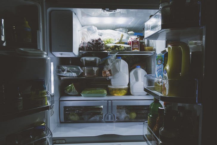 Как у нас ипотечница еду из холодильника воровала