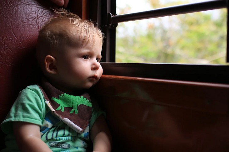 Случай в поезде: соседка по купе забыла своего ребенка