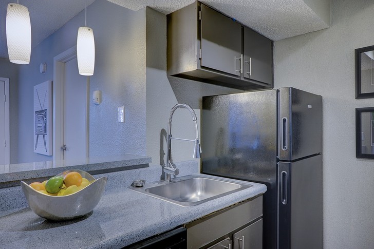 Одна в квартире без холодильника в +30, кредит на лечение, платеж за ипотеку и остаток 19 тыс.