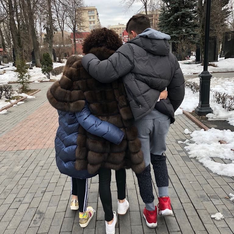 Вдова и дети Дмитрия Хворостовского специально прилетели из Лондона в Москву, чтобы посетить его могилу