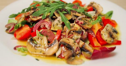 Превосходный теплый салат с грибами