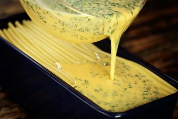 Выложите слоями макароны в форму для хлеба и запекайте в духовке (+видео)