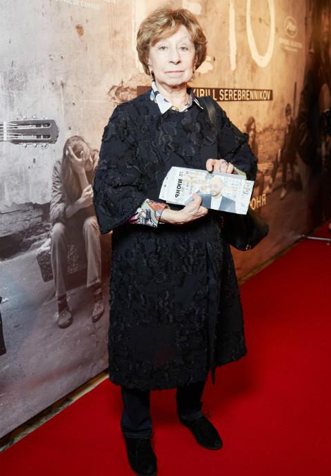 79-летняя Ахеджакова удивила всех своим внешним видом, появившись на премьере фильма “Лето”