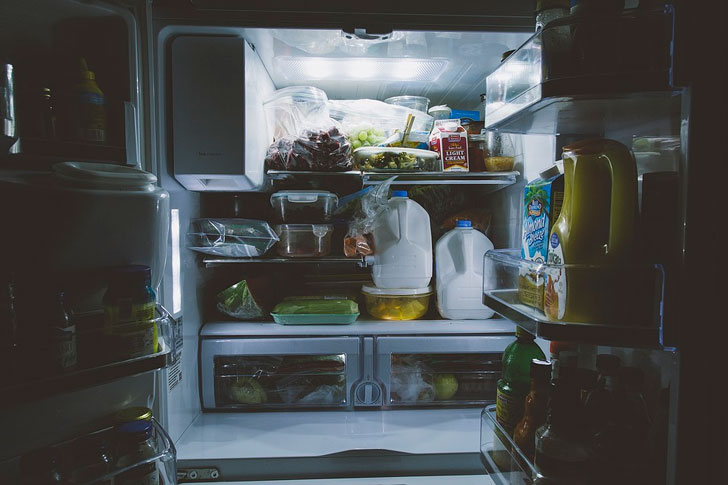 Чтобы охладить квартиру, она оставила открытым… холодильник!