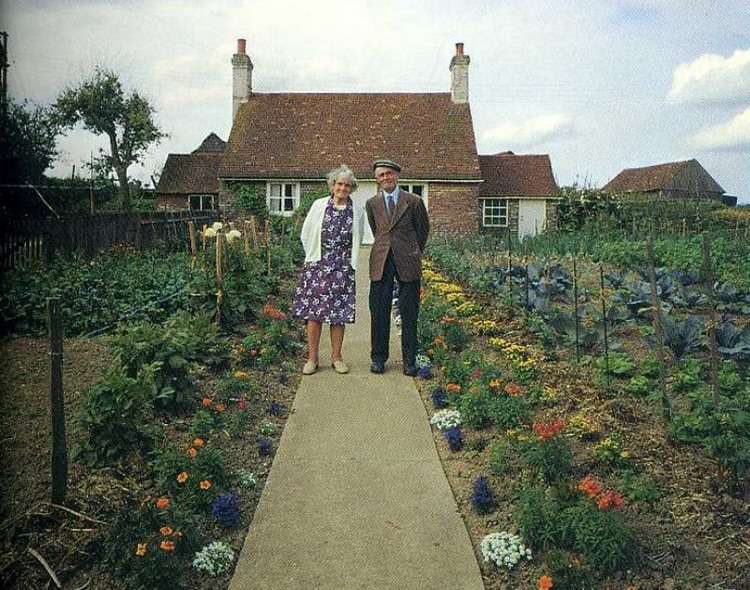 Эта пара на протяжении 12 лет делала одинаковые фото в своем саду, но на последнем снимке мужчина уже один