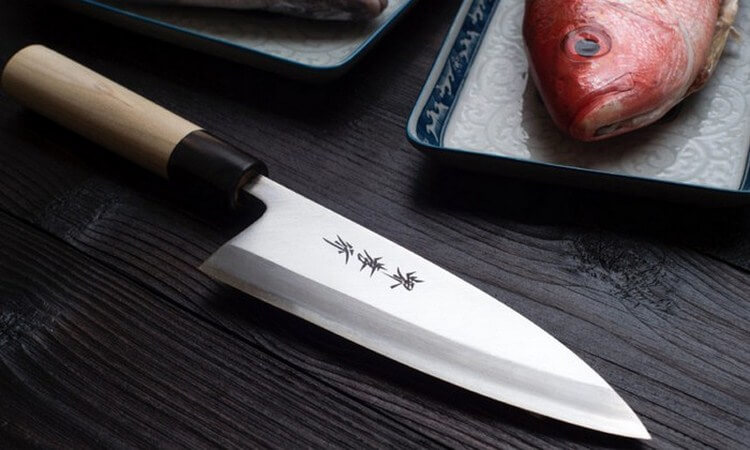 Японец показал, как наточить нож без точилки