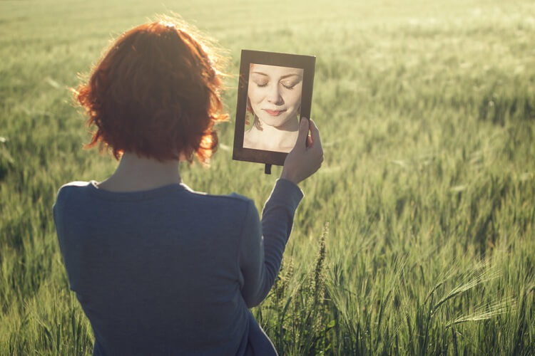 Зеркальная мистика: что категорически нельзя делать перед зеркалом?