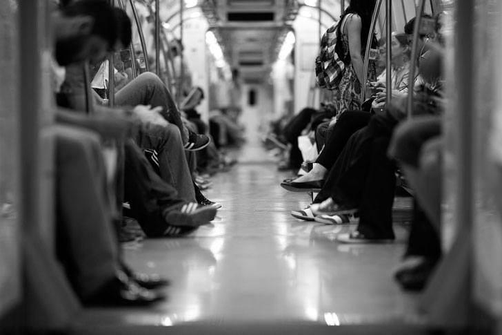 Чтобы заставить женщину встать, парень в метро уселся ей на колени