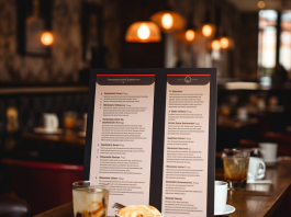 Оформление меню в кафе и ресторанах: преимущества использования пластиковых менюхолдеров
