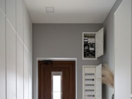 Узкий шкаф-купе в тесную прихожую