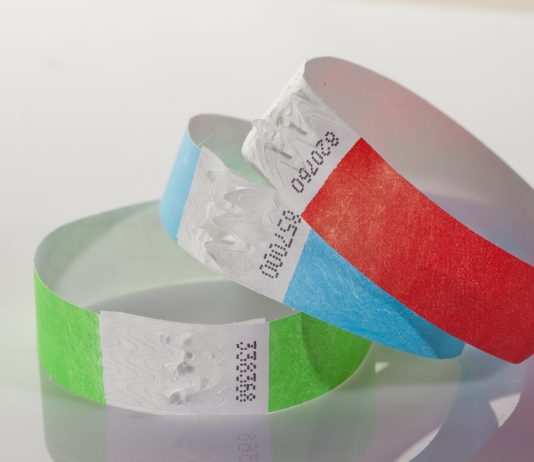 Где используются бумажные контрольные браслеты?