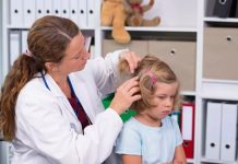 Педикулез в школе и детском саду: как быть