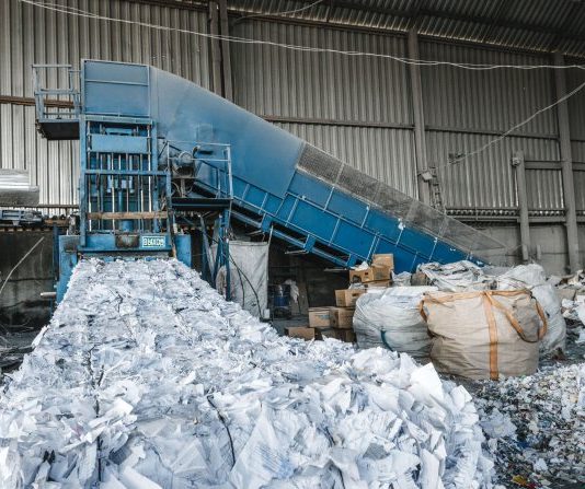 Как работают предприятия по переработке макулатуры?