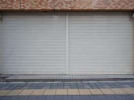 Секционные ворота и рольставни: разновидности, устройство, достоинства и недостатки