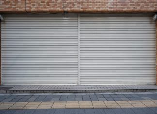 Секционные ворота и рольставни: разновидности, устройство, достоинства и недостатки