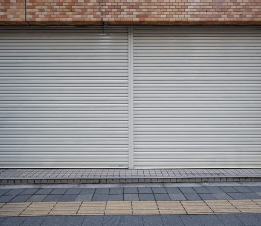 Секционные ворота и рольставни: разновидности, устройство, достоинства и недостатки