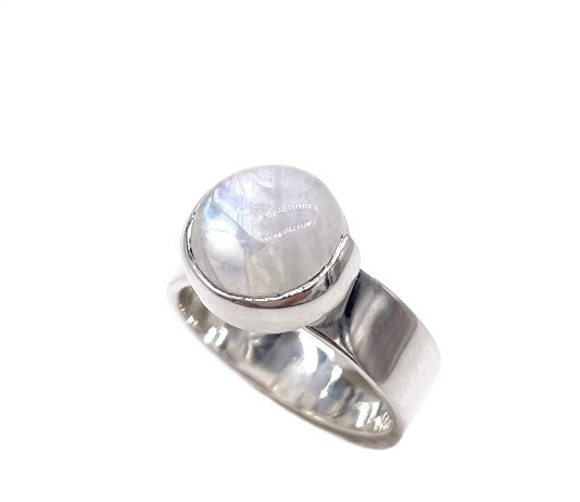 Тайна лунного сияния: очарование колец с лунным камнем