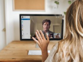 Что нельзя делать в вебкам-чате? Запрещенные темы и правила платформ