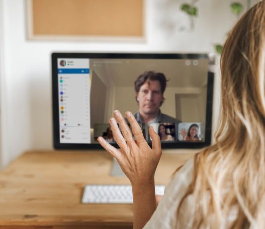 Что нельзя делать в вебкам-чате? Запрещенные темы и правила платформ