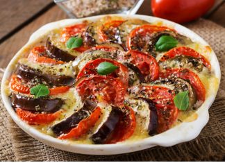 Идеальный гарнир и основное блюдо: как вкусно приготовить баклажаны в духовке