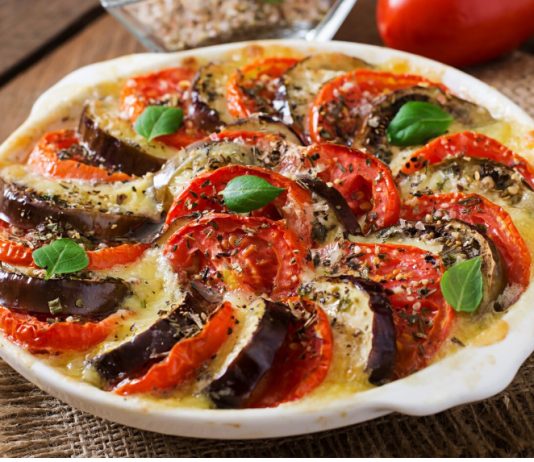 Идеальный гарнир и основное блюдо: как вкусно приготовить баклажаны в духовке