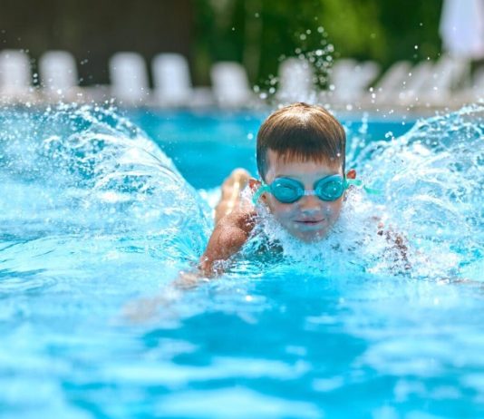 Почему плавание — один из лучших видов спорта для детей: здоровье, развитие и радость