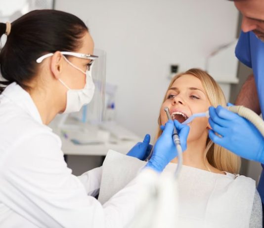 Удаление зубного налета: почему нельзя откладывать визит к стоматологу