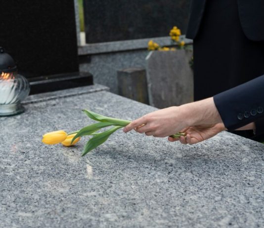 Двойные памятники на могилу из гранита: память и уважение, сохраненные в камне