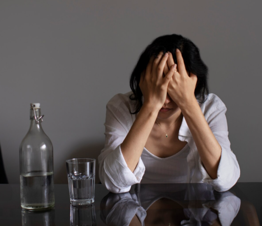 Зависимость от алкоголя: как формируется проблема и почему важно не откладывать помощь