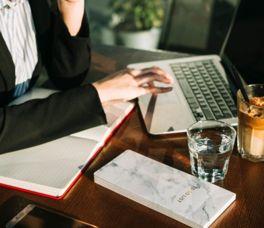 Договор из интернета или дорогой юрист: где искать правду?