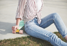 С чем носить джинсы? 5 цветов, которые всегда будут в тему!