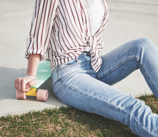 С чем носить джинсы? 5 цветов, которые всегда будут в тему!