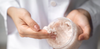 Эксперт по красоте поделилась рекомендациями по частоте использования скрабов для лица