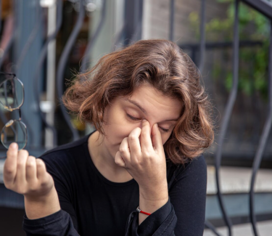 Что вызывает ощущение инородного тела в глазу?