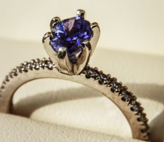 Как правильно читать независимый геммологический сертификат при покупке эксклюзивной броши с сапфиром